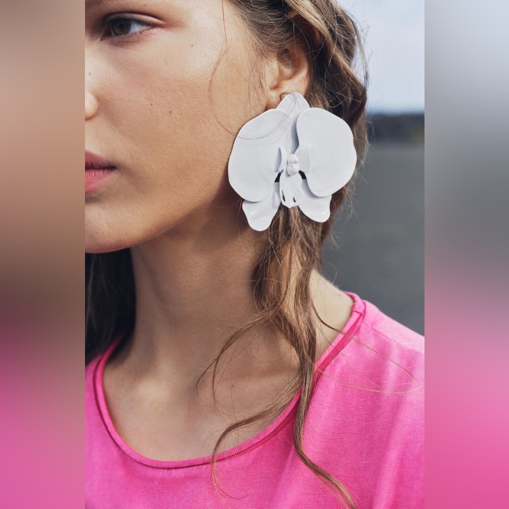 Zara Raised flower shape metal earring new no tags  ✨✨✨🔥